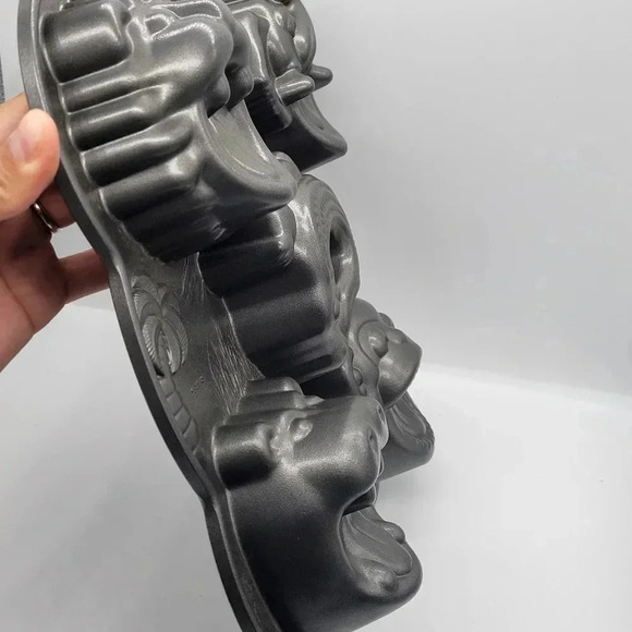 Nordic Ware Hungry Animals Cake Mold Hippo Monkey Lion Cast Aluminum Nordicware - Picture 11 of 14